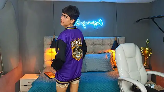 Tommy18   online show from March 2025 09:49:01 AM