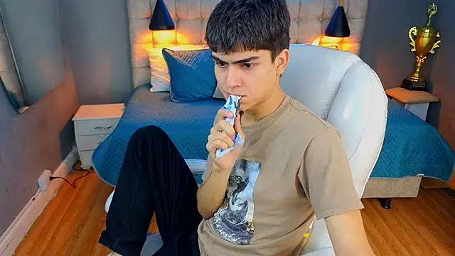 Tommy18   online show from March 2025 04:37:02 AM