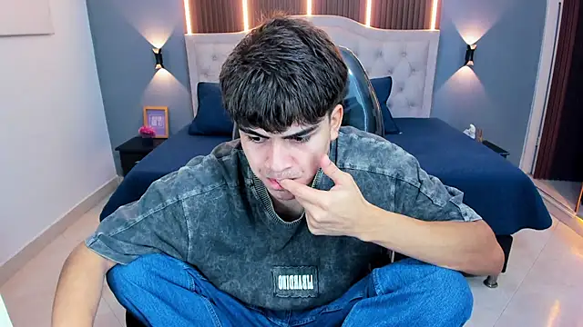 Tommy18   online show from April 2026 03:39:01 AM