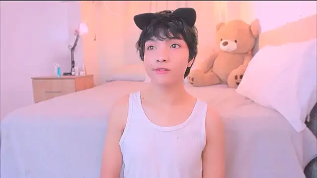 AllanYong18 online show from October 2025 02:43:02 PM