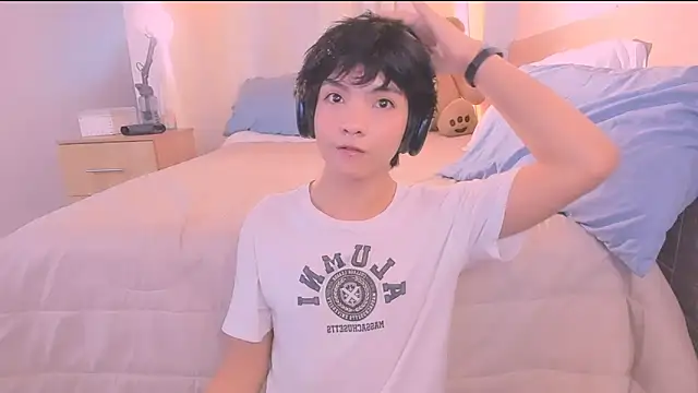 AllanYong18 online show from November 2025 12:08:02 PM