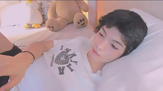 AllanYong18 online show from February 2026 01:42:01 PM