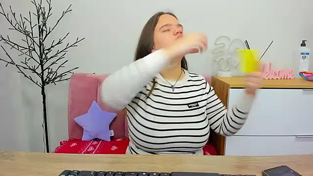 Snapshot of AdeleCruz chatting on February 2025 01:09:02 PM AdeleCruz online show from February 2025 01:09:02 PM