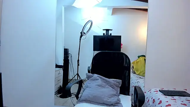 Snapshot of KarenSims chatting on November 2025 11:42:02 AM KarenSims online show from November 2025 11:42:02 AM