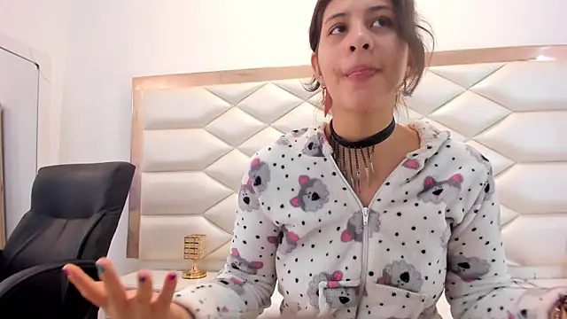 MiaQueen021 online show from February 2025 06:35:02 PM