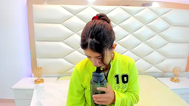 MiaQueen021 online show from February 2025 12:28:01 PM