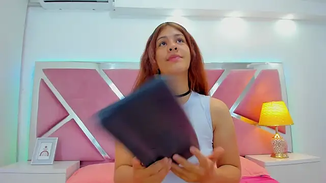 MiaQueen021 online show from November 2025 01:00:02 PM