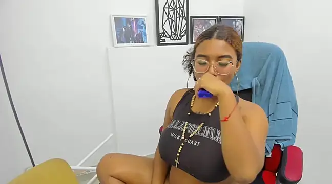 Snapshot of Sofia_Boobs19 chatting on January 2025 06:45:01 AM Sofia Boobs19 online show from January 2025 06:45:01 AM