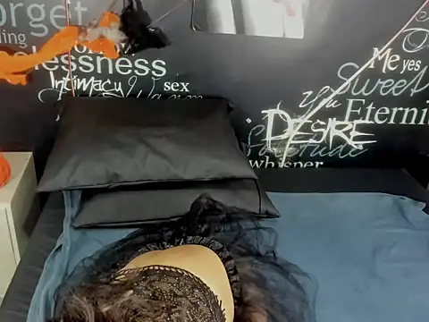 Snapshot of EmmySweett2 chatting on October 2025 02:40:01 PM EmmySweett2 online show from October 2025 02:40:01 PM