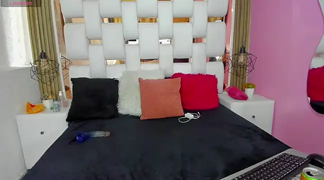 SolEvanss online show from February 2025 04:22:01 PM