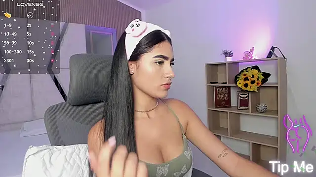 Snapshot of BellaaStorm chatting on September 2025 01:13:01 PM BellaaStorm online show from September 2025 01:13:01 PM