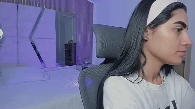 Snapshot of BellaaStorm chatting on October 2025 02:24:02 PM BellaaStorm online show from October 2025 02:24:02 PM