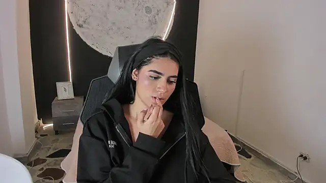 Snapshot of BellaaStorm chatting on October 2025 08:31:01 PM BellaaStorm online show from October 2025 08:31:01 PM