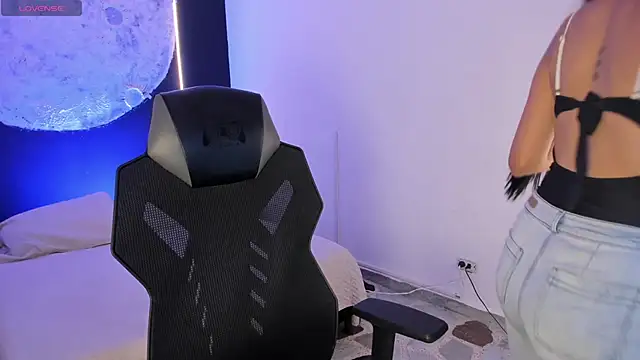 Snapshot of BellaaStorm chatting on November 2025 04:33:02 AM BellaaStorm online show from November 2025 04:33:02 AM