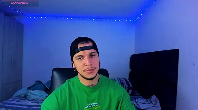 Snapshot of austinoficial chatting on February 2025 09:25:02 PM austinoficial online show from February 2025 09:25:02 PM