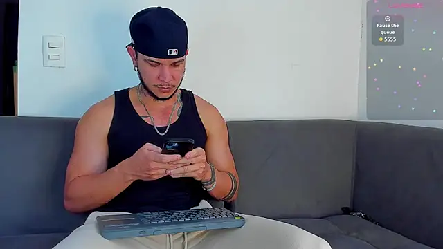 Snapshot of austinoficial chatting on October 2025 08:19:01 PM austinoficial online show from October 2025 08:19:01 PM