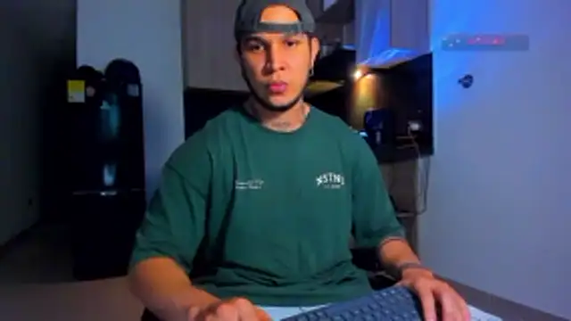 Snapshot of austinoficial chatting on April 2026 12:46:02 AM austinoficial online show from April 2026 12:46:02 AM