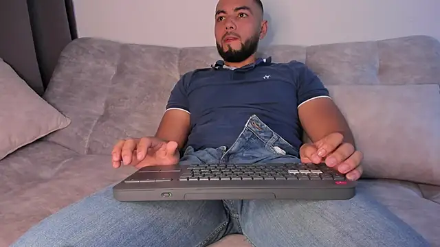 arturguy00 online show from February 2025 11:34:02 PM