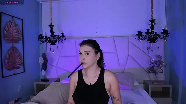 Aitana Hilton  online show from November 2025 11:54:01 AM