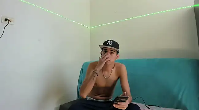 Latinos 2001 online show from February 2025 04:10:02 PM