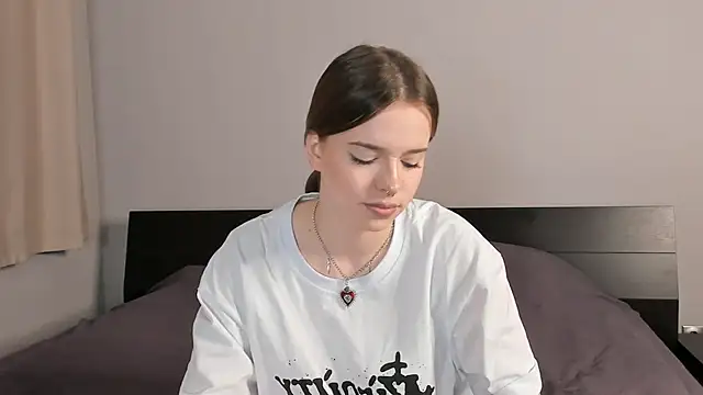 Snapshot of MonaClive chatting on January 2025 07:25:02 AM MonaClive online show from January 2025 07:25:02 AM