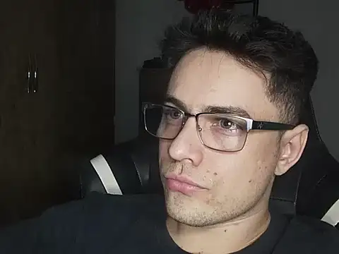 Snapshot of Dyllan__ chatting on October 2025 01:50:02 AM Dyllan online show from October 2025 01:50:02 AM