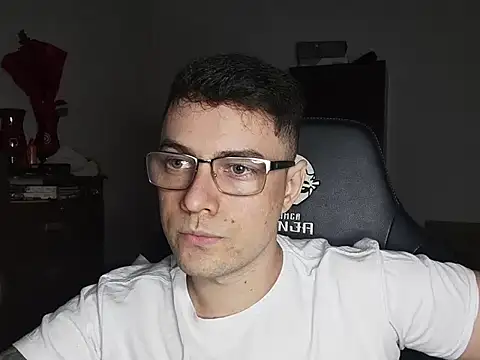 Snapshot of Dyllan__ chatting on October 2025 02:39:01 PM Dyllan online show from October 2025 02:39:01 PM