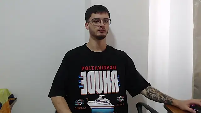 Snapshot of Aleex_Miller chatting on October 2025 08:29:02 PM Aleex Miller online show from October 2025 08:29:02 PM