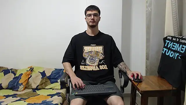 Snapshot of Aleex_Miller chatting on October 2025 01:48:02 AM Aleex Miller online show from October 2025 01:48:02 AM