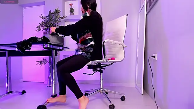 hannah howeell   online show from March 2025 10:04:01 AM