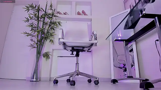 hannah howeell   online show from January 2026 10:19:02 AM