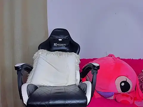 Snapshot of Laurita__Os chatting on February 2025 07:02:01 AM Laurita Os online show from February 2025 07:02:01 AM