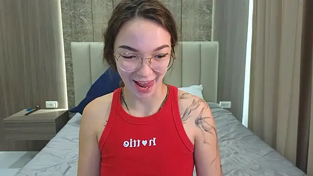 Snapshot of SusannJohnson chatting on February 2026 12:33:02 AM SusannJohnson online show from February 2026 12:33:02 AM