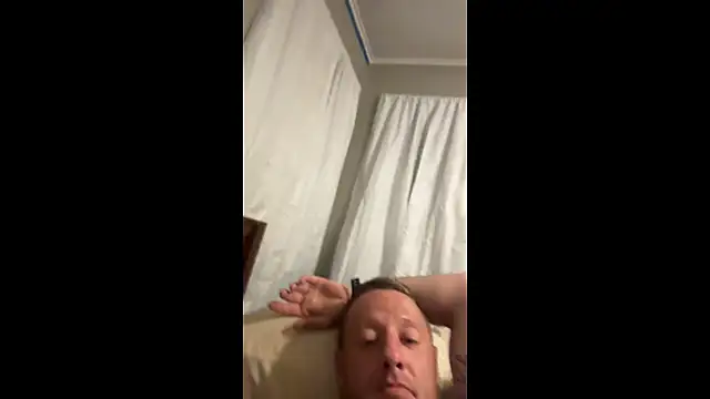 Snapshot of biggzee6 chatting on April 2026 01:37:02 AM biggzee6 online show from April 2026 01:37:02 AM