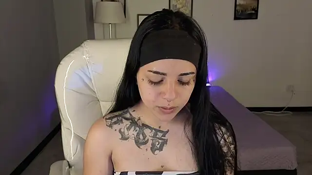 Nicole Foxx  online show from October 2025 07:44:02 PM