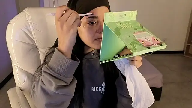 Nicole Foxx  online show from October 2025 06:38:02 PM