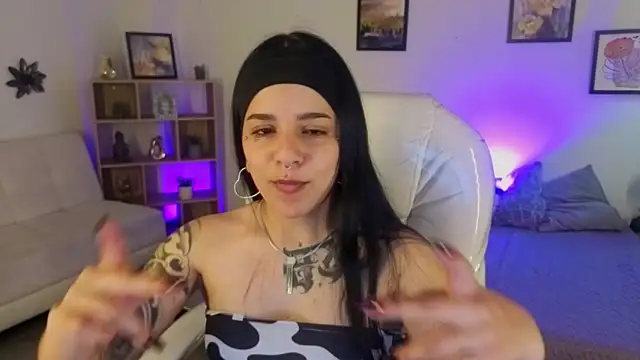 Nicole Foxx  online show from October 2025 07:48:02 PM