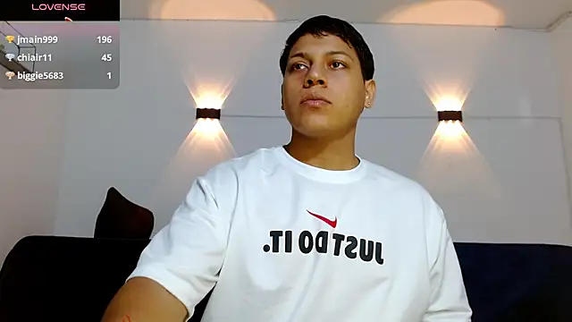 Tylerdrdn online show from November 2025 09:39:01 PM