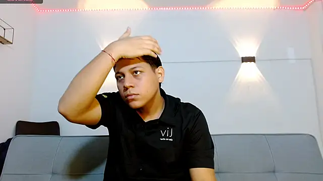 Tylerdrdn online show from November 2025 10:57:02 PM