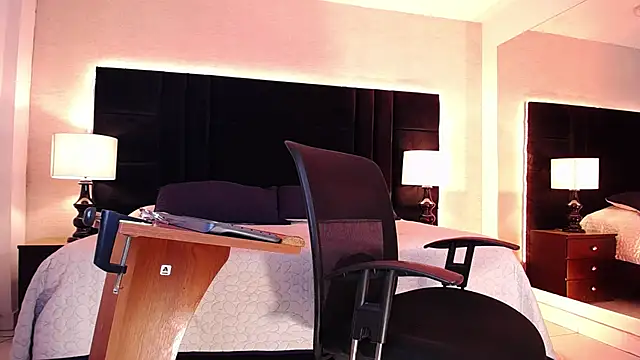 Snapshot of Simon_Basset chatting on March 2025 11:23:02 PM Simon Basset online show from March 2025 11:23:02 PM