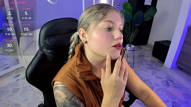 Snapshot of alaia_greyy chatting on September 2025 01:02:01 PM alaia greyy online show from September 2025 01:02:01 PM