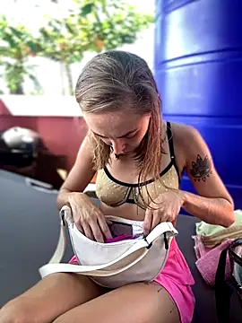 White Lu online show from October 2025 03:05:02 AM