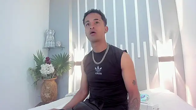 Snapshot of Nikki_and_Mayk chatting on February 2026 02:40:02 AM Nikki and Mayk online show from February 2026 02:40:02 AM