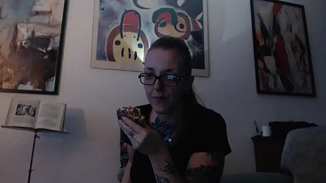 Astrid-Gilbert online show from February 2025 09:00:01 PM