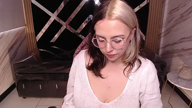 Hela v online show from March 2025 06:12:02 PM