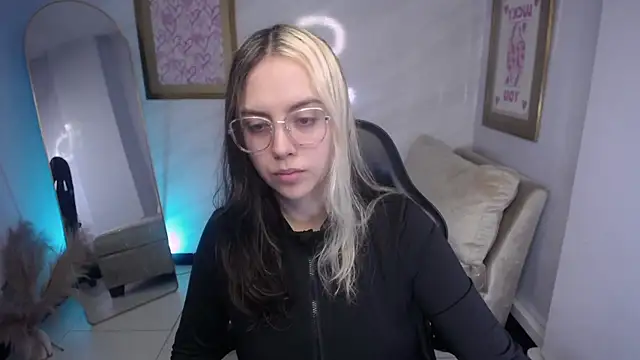 Hela v online show from September 2025 12:06:01 PM