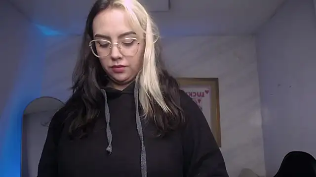 Hela v online show from October 2025 12:58:01 AM