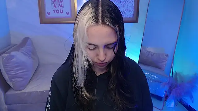 Hela v online show from November 2025 12:20:01 PM