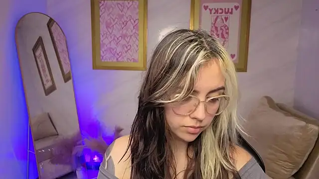 Hela v online show from December 2025 08:06:02 PM