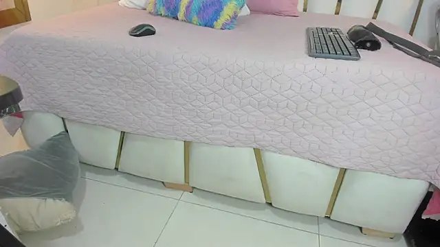 Snapshot of violet_gray_ chatting on February 2025 03:08:02 AM violet gray online show from February 2025 03:08:02 AM